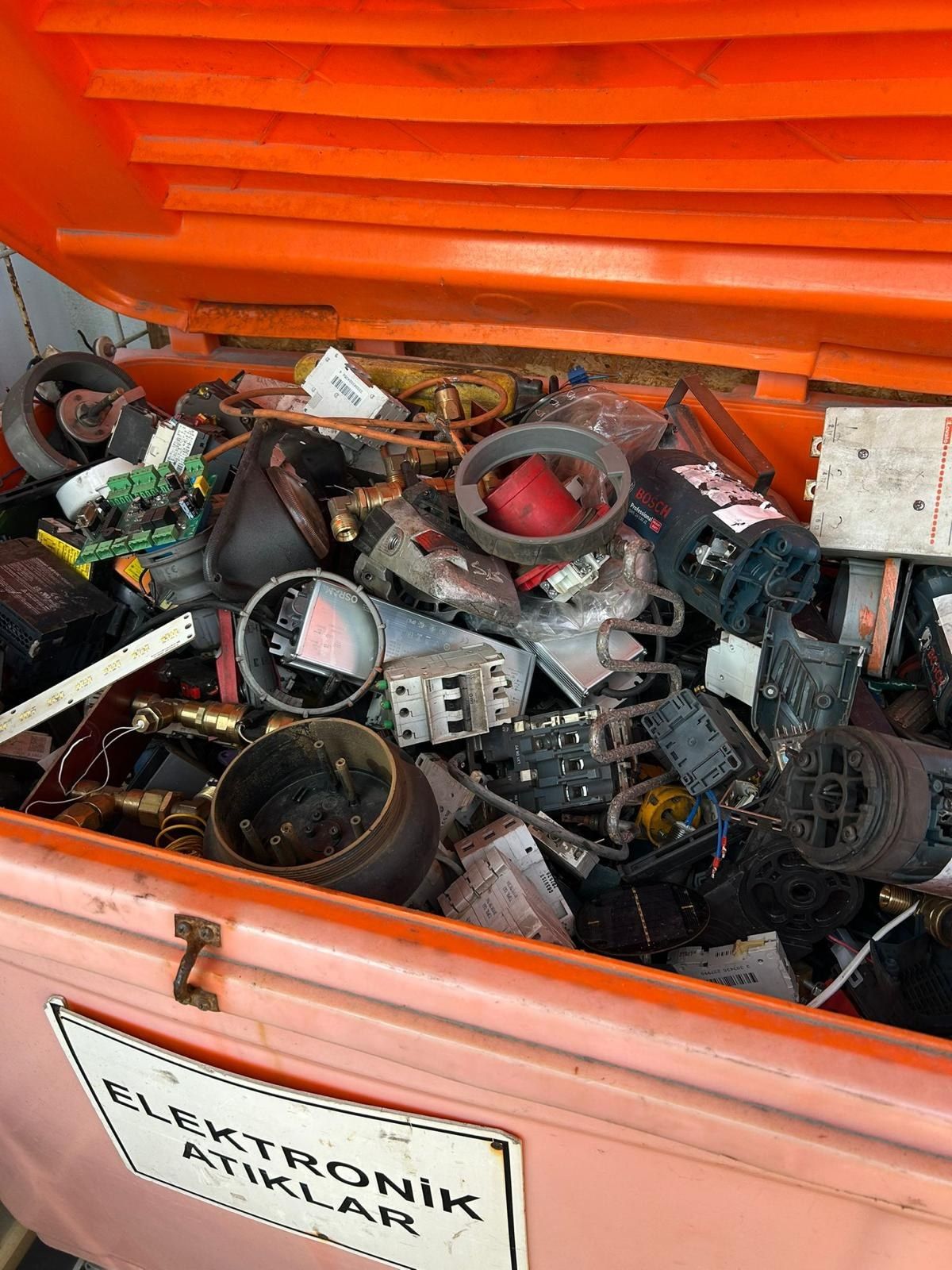 İnova Bursa tesisindeki elektronik atık AEEE işleme alanı