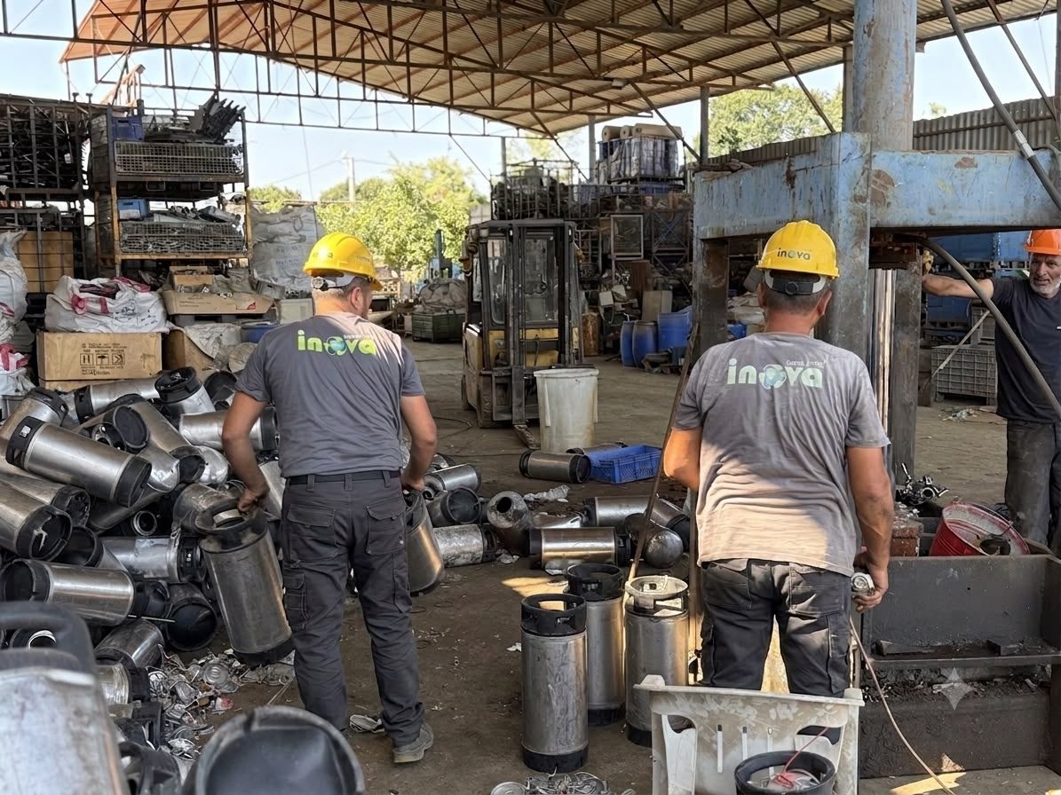 İnova Bursa geri dönüşüm sahasında çalışan ekip ve metal atık alanı